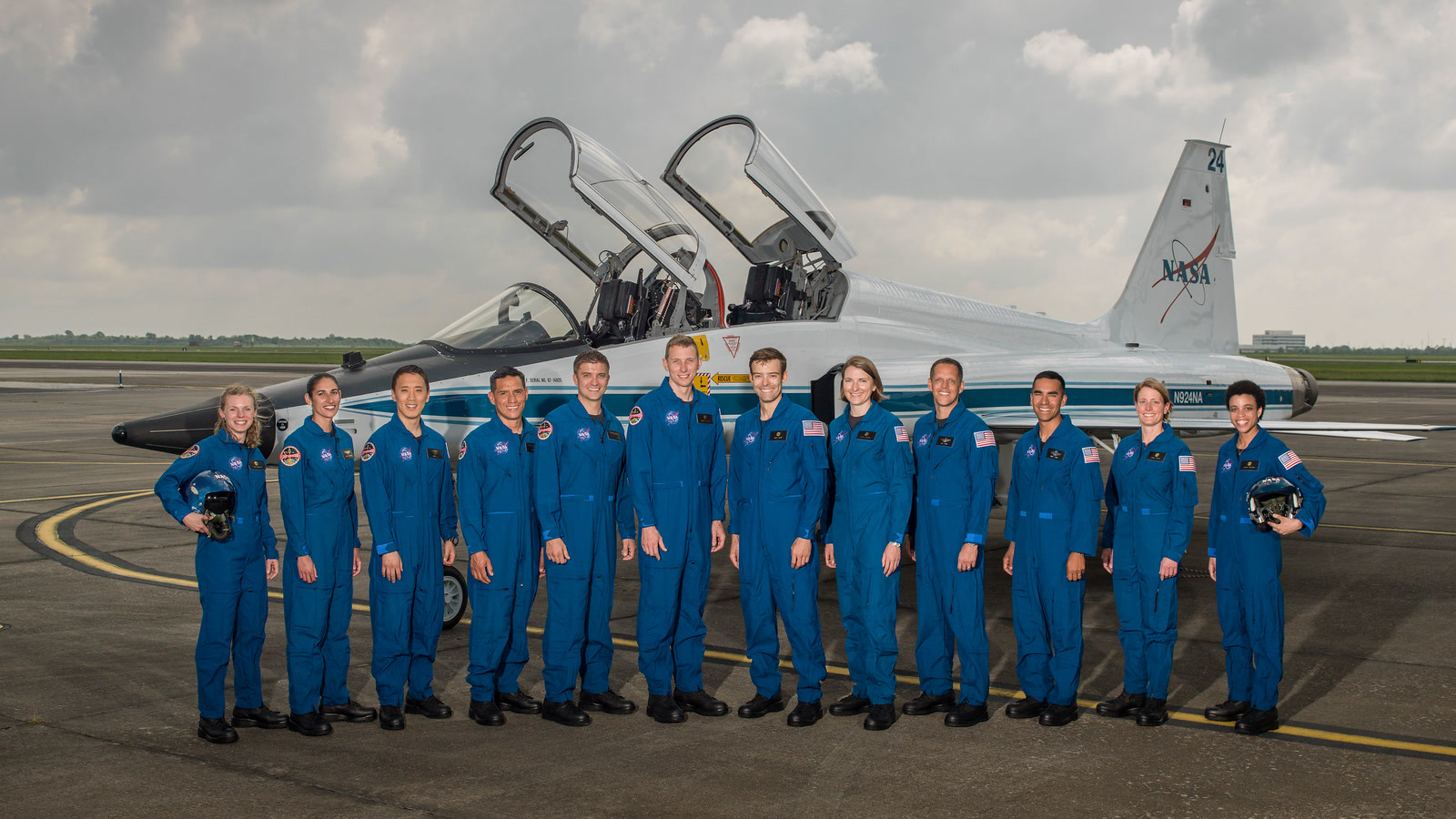 Cena de reportagem: the members of the 2017 NASA Astronaut Class, no trecho “Como a NASA prepara células para a bioimpressão”