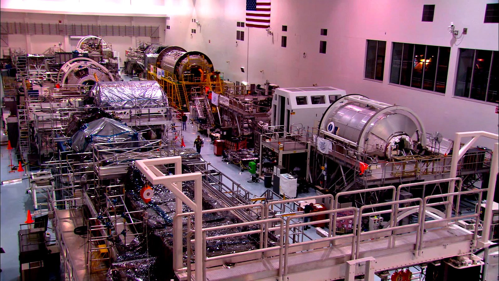 Cena de reportagem: space Station Processing Facility, no trecho “Quadro de serviço: o que se sabe e o que falta demonstrar”