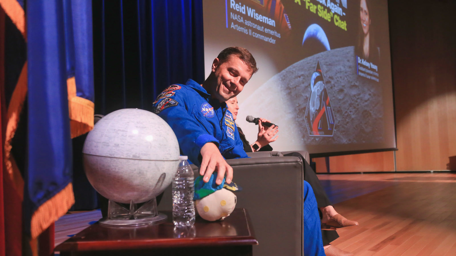 Cena de reportagem: nASA's Artemis II Commander Reid Wiseman Visits NASA Goddard, no trecho “Por que a NASA usa um motor que ficará em solo”