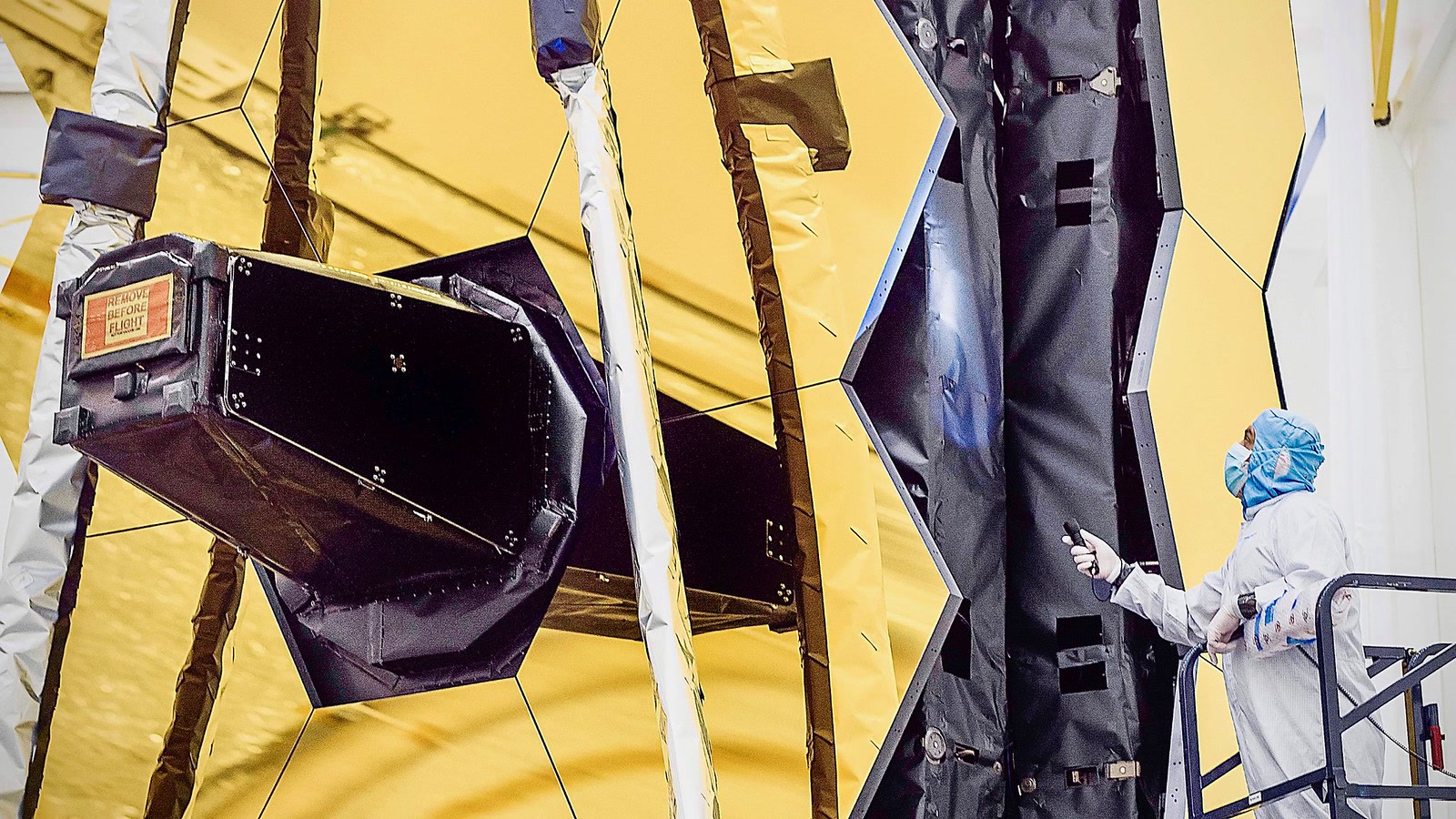 Cena de reportagem: webb Telescope Mirrors Utilize Innovative Space Shielding, no trecho “As pistas apontam para uma história compartilhada com estrelas”