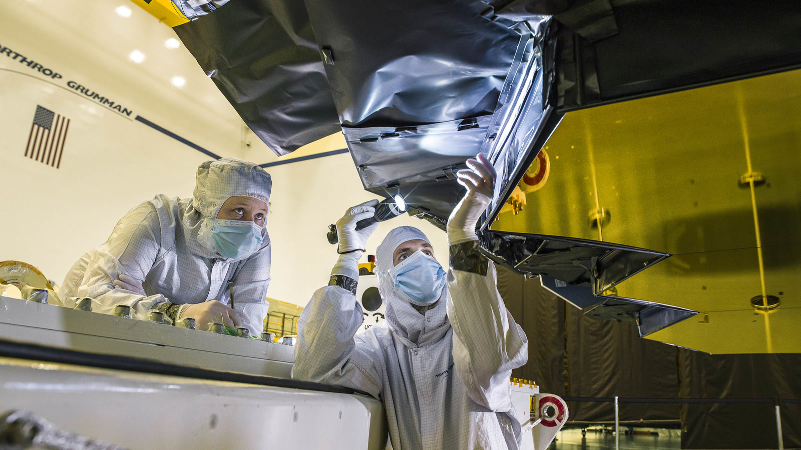 Cena de reportagem: webb Telescope Mirrors Utilize Innovative Space Shielding, no trecho “Quadro de serviço: o que se sabe e o que falta explicar”