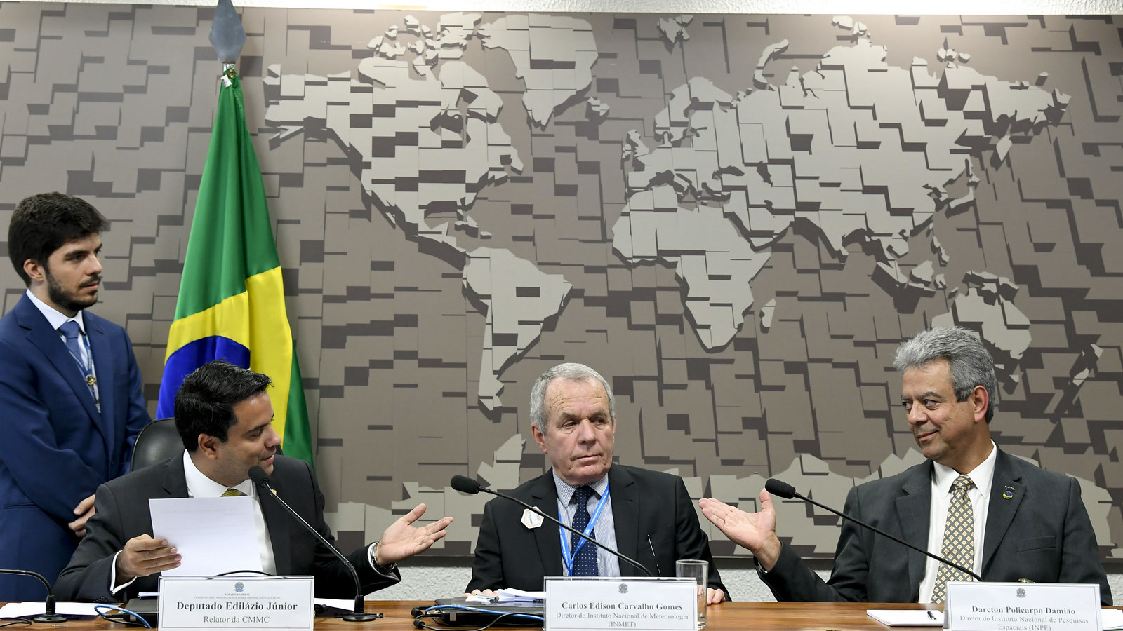Cena ilustrativa: Pessoa olhando um céu escuro de tempestade sobre uma rua de cidade, expressão de atenção, sem texto sobreposto, no trecho “Alerta de tempestades: onde estão os avisos amarelos”